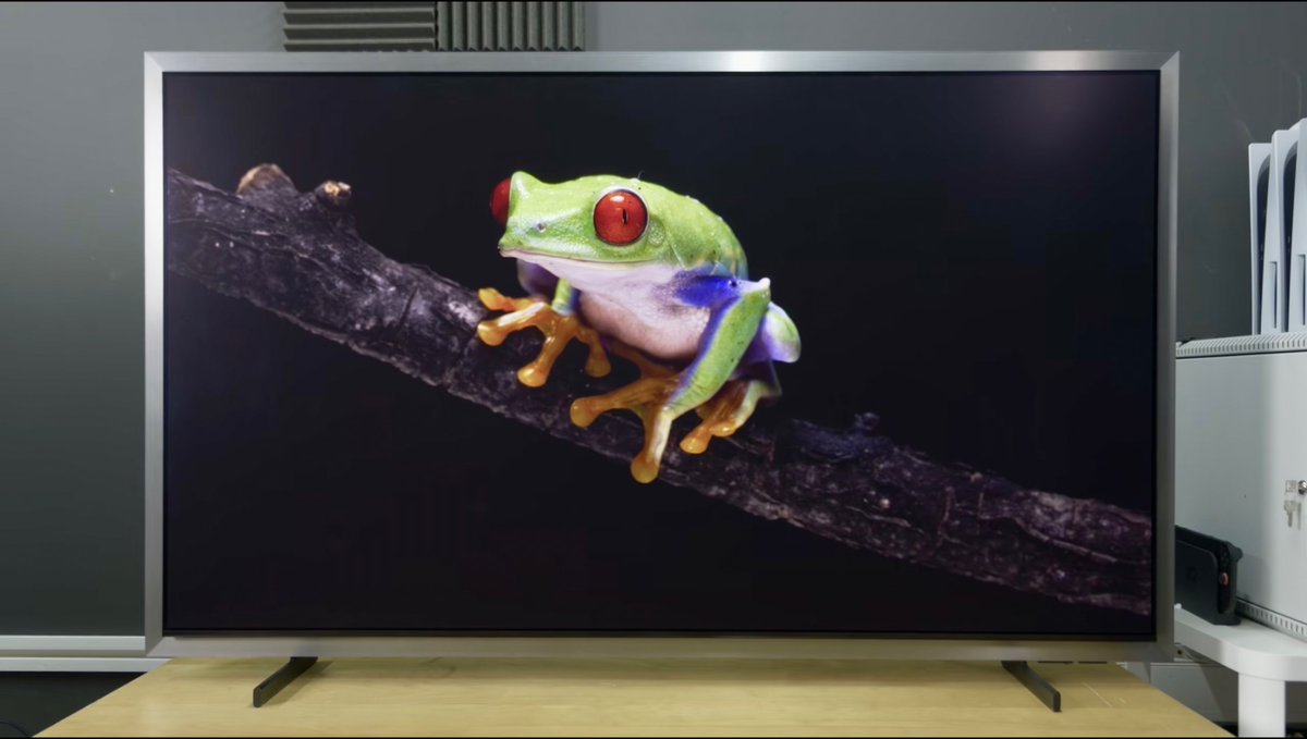 High_Def_News's tweet image. Fantastic picture quality ruined by the worst bezel in TV tech history 😂 

Source:
youtu.be/tzogNwI_Xzc?si…

#Samsung #OLED