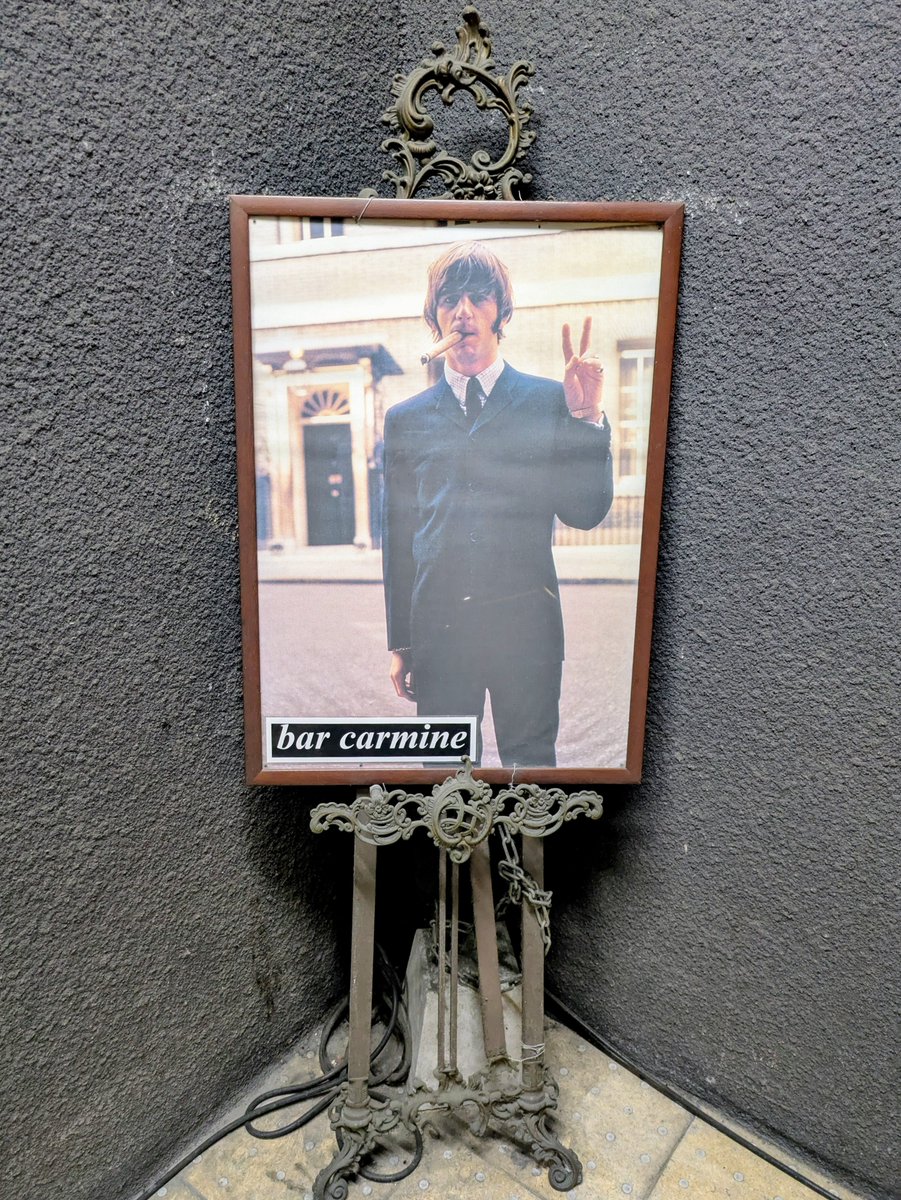 直帰するのもなんだか寂しく、前からずっと気になってたキリンジのクソデカ看板が目立つバーへ突撃。
いっぱいキリンジ流してくれて嬉しかったー

オーナーさんは元タワレコ勤務でとにかく音楽に詳しく、たまたま居合わせた常連さんと3人で深夜までガッツリ語り合い、何気ない日が最高の誕生日の週に🍻