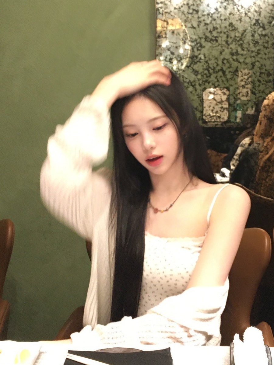 ijeongian's tweet image. Careful… I might steal your attention 🤍