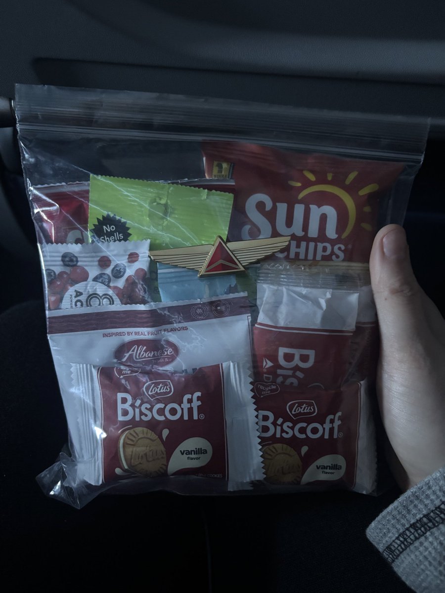 d3xtermoggin's tweet image. Saw my husband for the last time today at the airport before he gets deployed. It was a very emotional and teary goodbye. @Delta airlines employees went above and beyond for me. To make sure I felt better and was okay it was very sweet. Thank you so much! #delta #positive