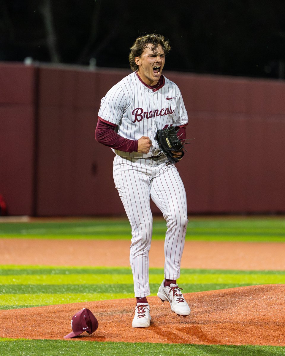 ChevanPov's tweet photo. Selects from Santa Clara vs UNLV baseball game https://t.co/OSu7y5mV3u