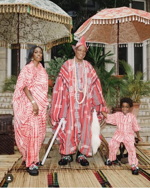 IroyinIses63115's tweet image. #Olubadan Rasheed #Ladoja has been spotlighted on Nike’s Instagram, seen wearing a pair of sneakers created by his daughter, Grace Oladoja, a trailblazing creative collaborator with the brand. #Nike described her as first African woman to design a signature sneaker for the brand.