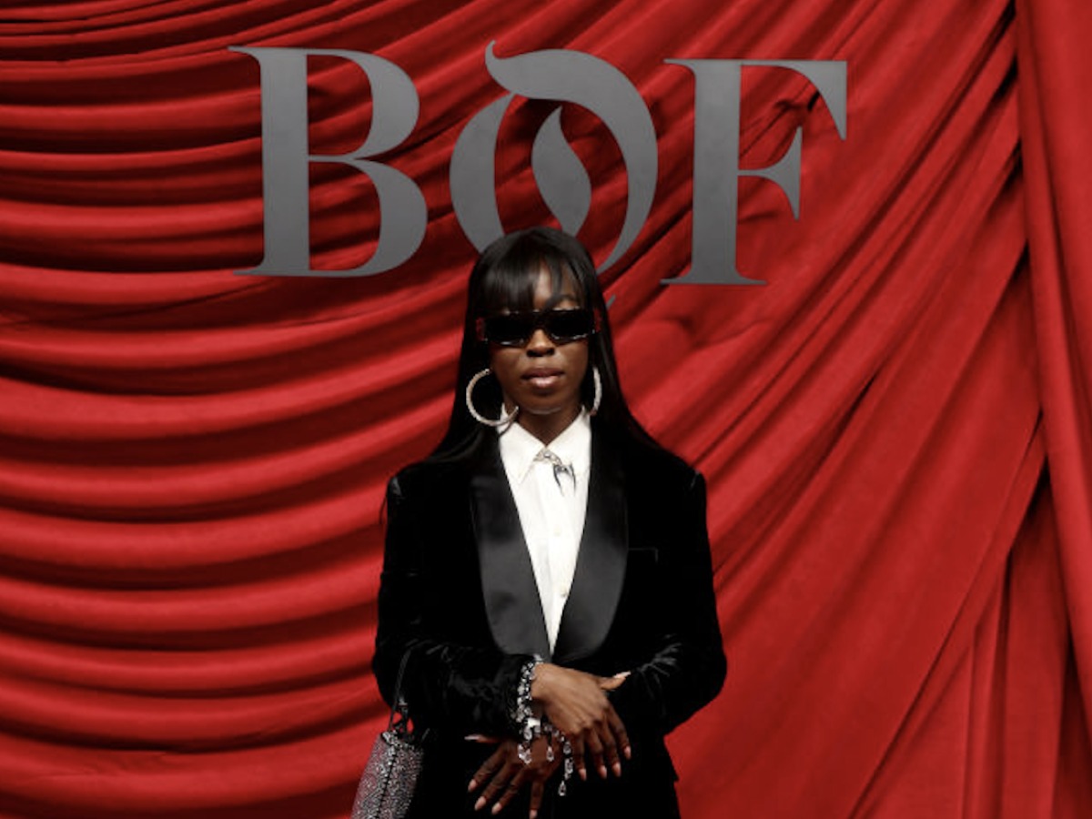 IroyinIses63115's tweet image. #Olubadan Rasheed #Ladoja has been spotlighted on Nike’s Instagram, seen wearing a pair of sneakers created by his daughter, Grace Oladoja, a trailblazing creative collaborator with the brand. #Nike described her as first African woman to design a signature sneaker for the brand.