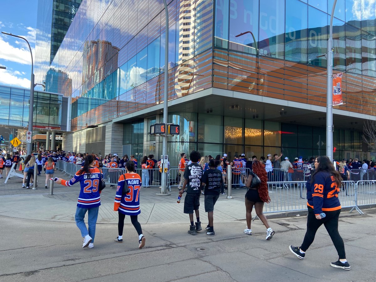 SarahRyanYEG's tweet image. So how long is the line to get into the @IceDistrict Plaza? THIS LONG. Already. #Oilers fans do not play. #yeg