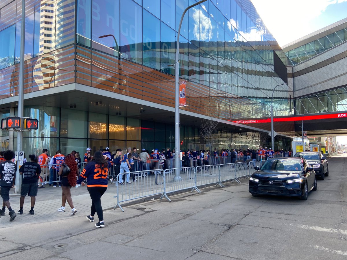 SarahRyanYEG's tweet image. So how long is the line to get into the @IceDistrict Plaza? THIS LONG. Already. #Oilers fans do not play. #yeg