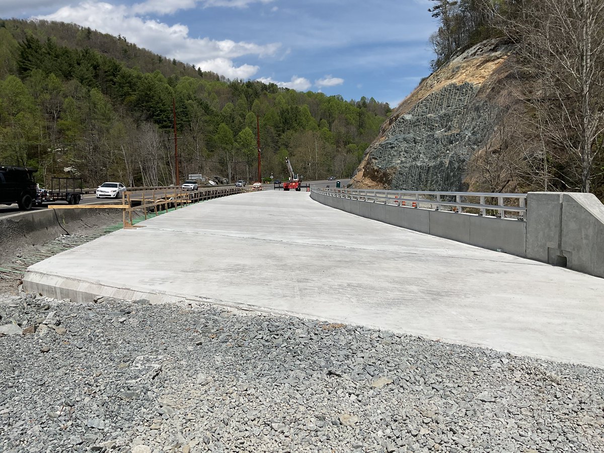 WataugaOnline's tweet image. 🚧 NC 105 work continues this week near the Watauga River Bridge in Boone. Overnight lane closures start 7 PM (storm drain work). Daytime delays 9 AM–4 PM, brief closures 11 AM–2 PM. Allow extra travel time. 📷 Kenneth Reece/WataugaOnline #Boone #NC105 #HighCountryNC