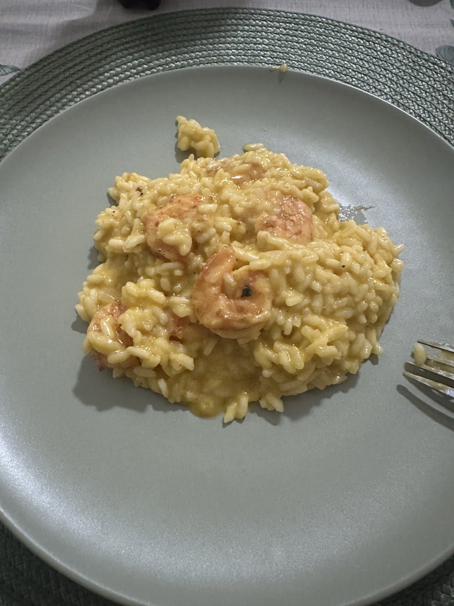 AlineMenndes's tweet photo. Assistindo as mamas e comendo um risotinho de camarão que acabei de fazer ♥️ #DragBoxNaCozinha https://t.co/Lrg9XiVMWg