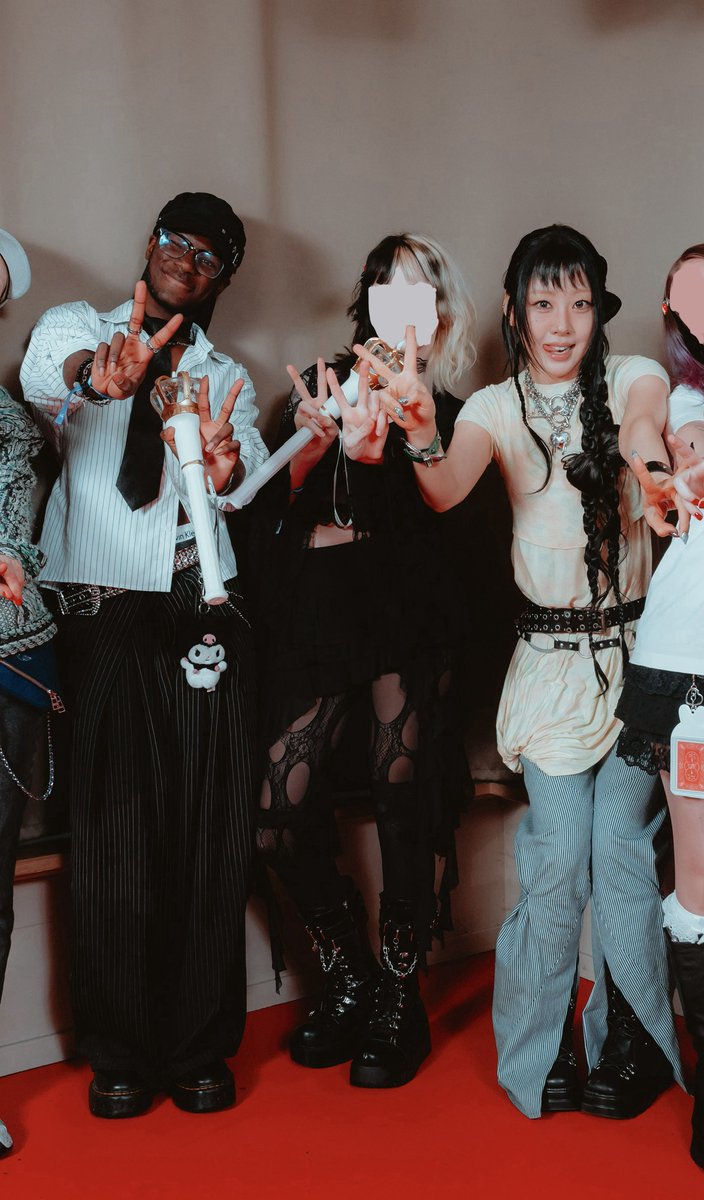 whoisefra's tweet image. They actually came out good!✨
Finally got see Yves after being and orbit for 6 years🥹🥹
#yves #berlin #이브