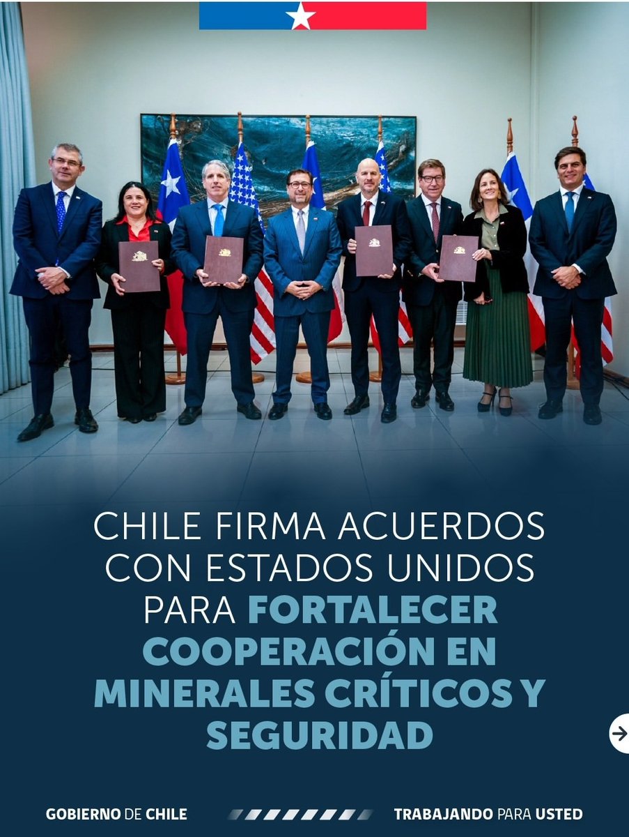 MinMineria_cl's tweet photo. El biministro Daniel Mas y el subsecretario Álvaro González participaron esta tarde de la firma de acuerdo bilateral entre Chile y EE.UU. en minerales críticos y tierras raras, fortaleciendo inversión y cooperación en la materia 🇨🇱🇺🇸 https://t.co/lHf56Y7ycM