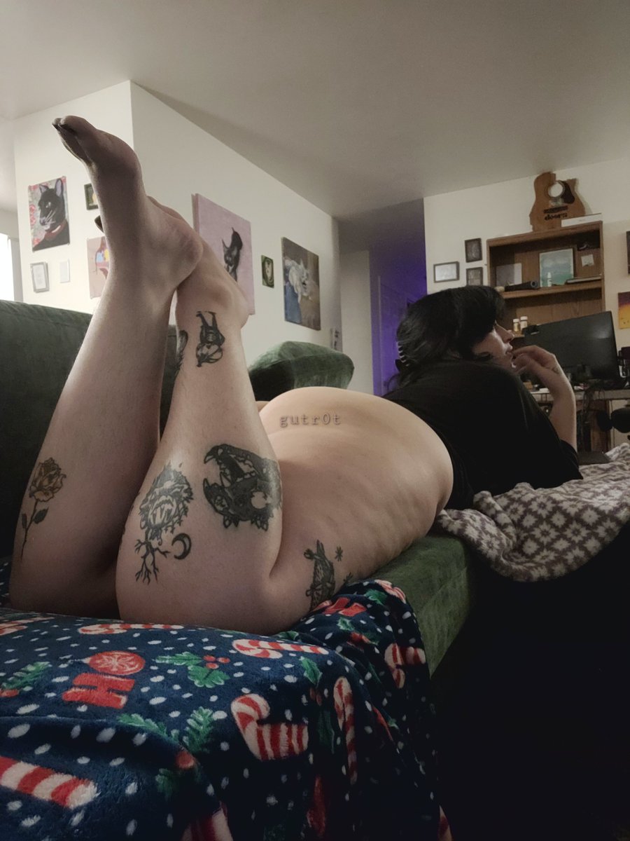 GutR0t's tweet photo. so who is trying to fall in love w me today? hmm? https://t.co/EyaWjo76HY