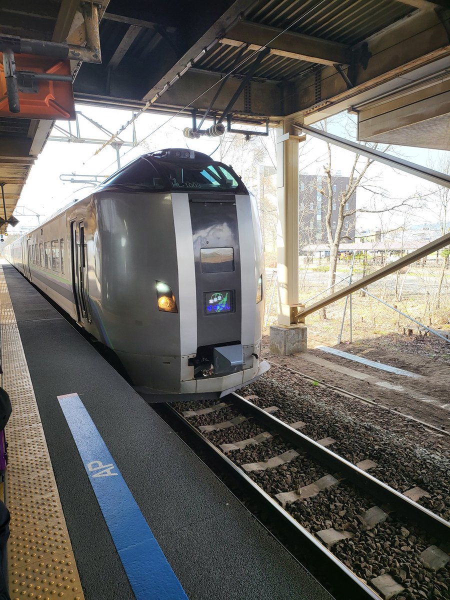 ufg_1986's tweet photo. 新千歳空港には1時間遅れで到着。
空港内で軽く食事を取り、快速エアポートで1駅先の南千歳に移動し、南千歳から「特急すずらん」に乗り換えて東室蘭へ。
ほぼ１日移動に費やしてますが、ホテルに着いたら、少しだけPC開いて仕事して東室蘭の酒場放浪記に繰り出す予定。 https://t.co/AJR4cpb1Wv