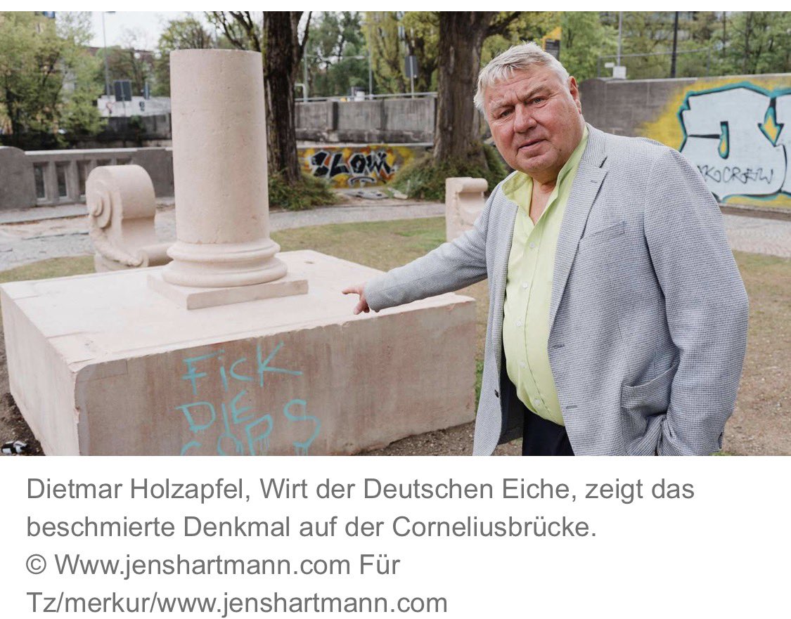 RentnerdaDz's tweet photo. Dietmar zeigt auf ein Graffiti. 
(Fick die Cops) https://t.co/SJLQ01ibsb