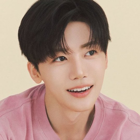 dive_into_nct's tweet photo. 민이 교정했어도 송곳니는 아기때 그대로인거 좋음 https://t.co/7RzM35kw0C