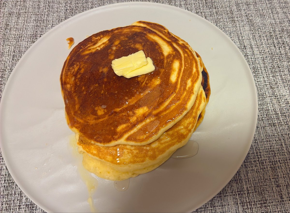 show_setsu's tweet photo. おっやっつーにパンケーキ🎶なーんて浮かれていたRoこ。です🍳 𓈒𓂂𓏸
3枚を楽しく焼いたまではよかったのですが…おやつどころか夕飯レベルの量でした…😅でも断面綺麗でしょ✨
1枚目の真ん中にいるパンケーキの妖精さん🙂(この顔)を見つけてね！
 #団員日記
 #パンケーキ
 #おやつ  #手作り https://t.co/O5NmDWesRn