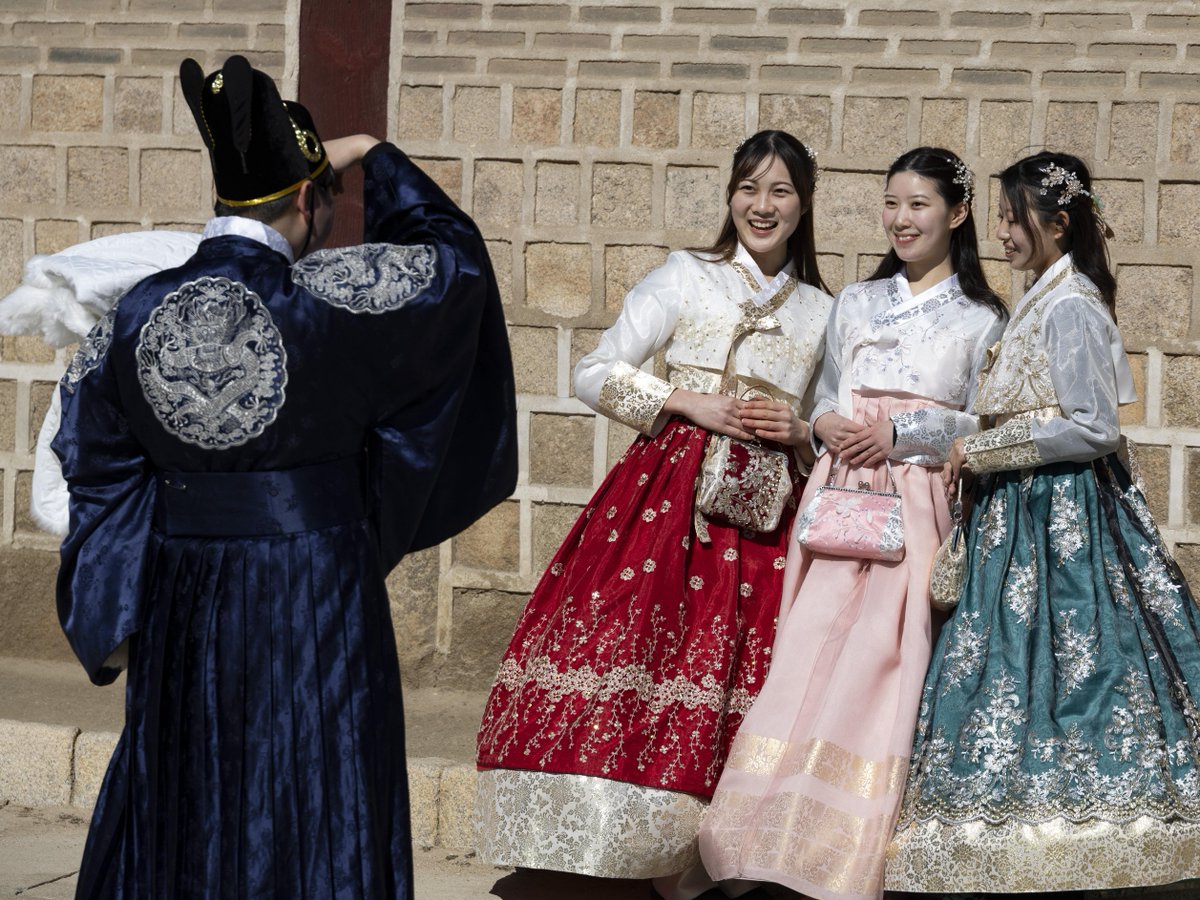 ChinaDaily's tweet image. Soaring jet fuel prices, triggered by the conflict in the #MiddleEast, have led to significant cancellations of international flights from China to Southeast Asia and Oceania ahead of the May Day holiday, disrupting the #travel plans of many Chinese tourists.