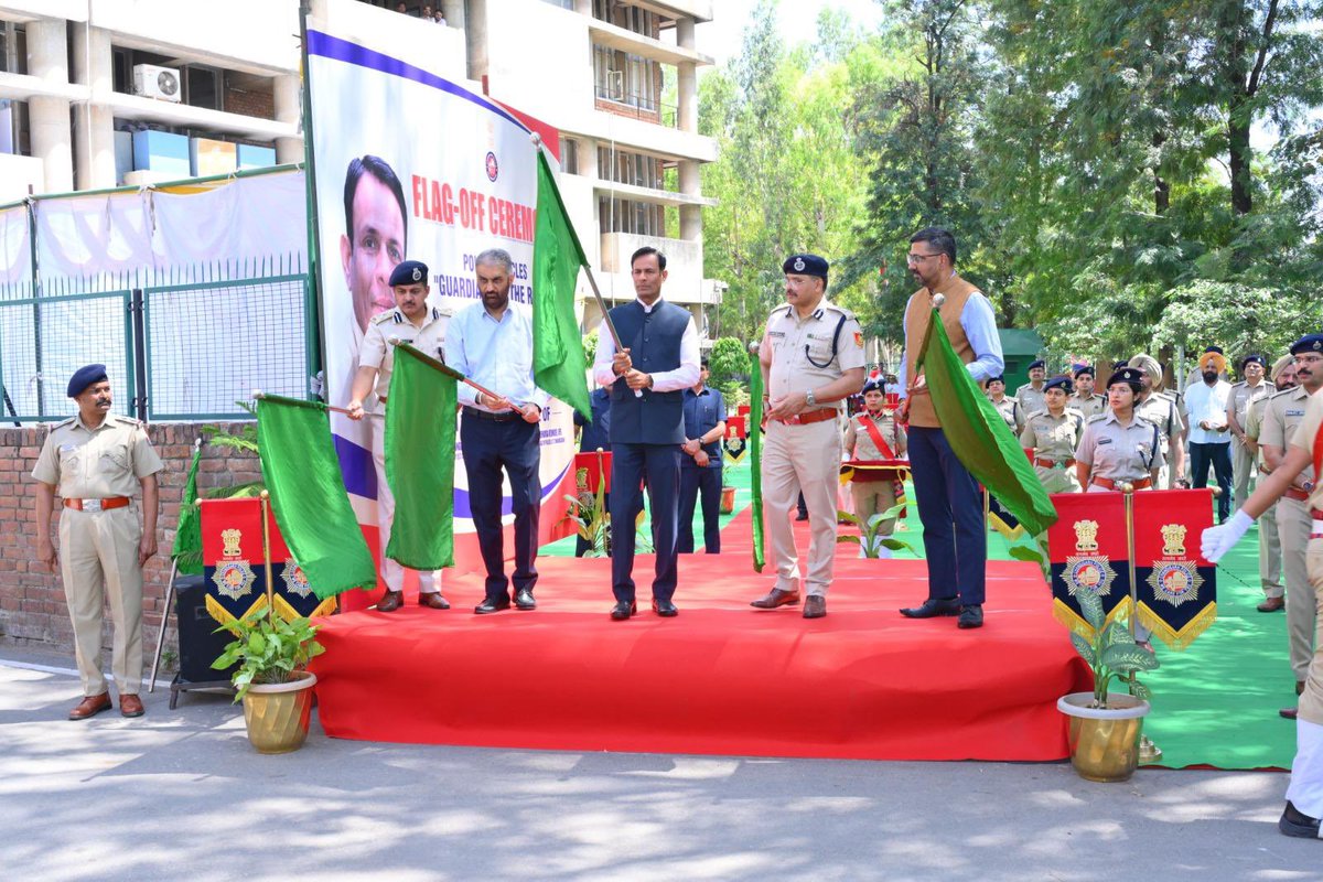ChdPol's tweet image. Flag-off for a safer tomorrow
Chief Secretary Shri H. Rajesh Prasad launches 55 new Chandigarh Police vehicles, reinforcing rapid response and smarter policing under “Guardians of the Road.”
Committed to your safety, always.

#WeCareForYou #SmartPolicing #Chandigarhpolice