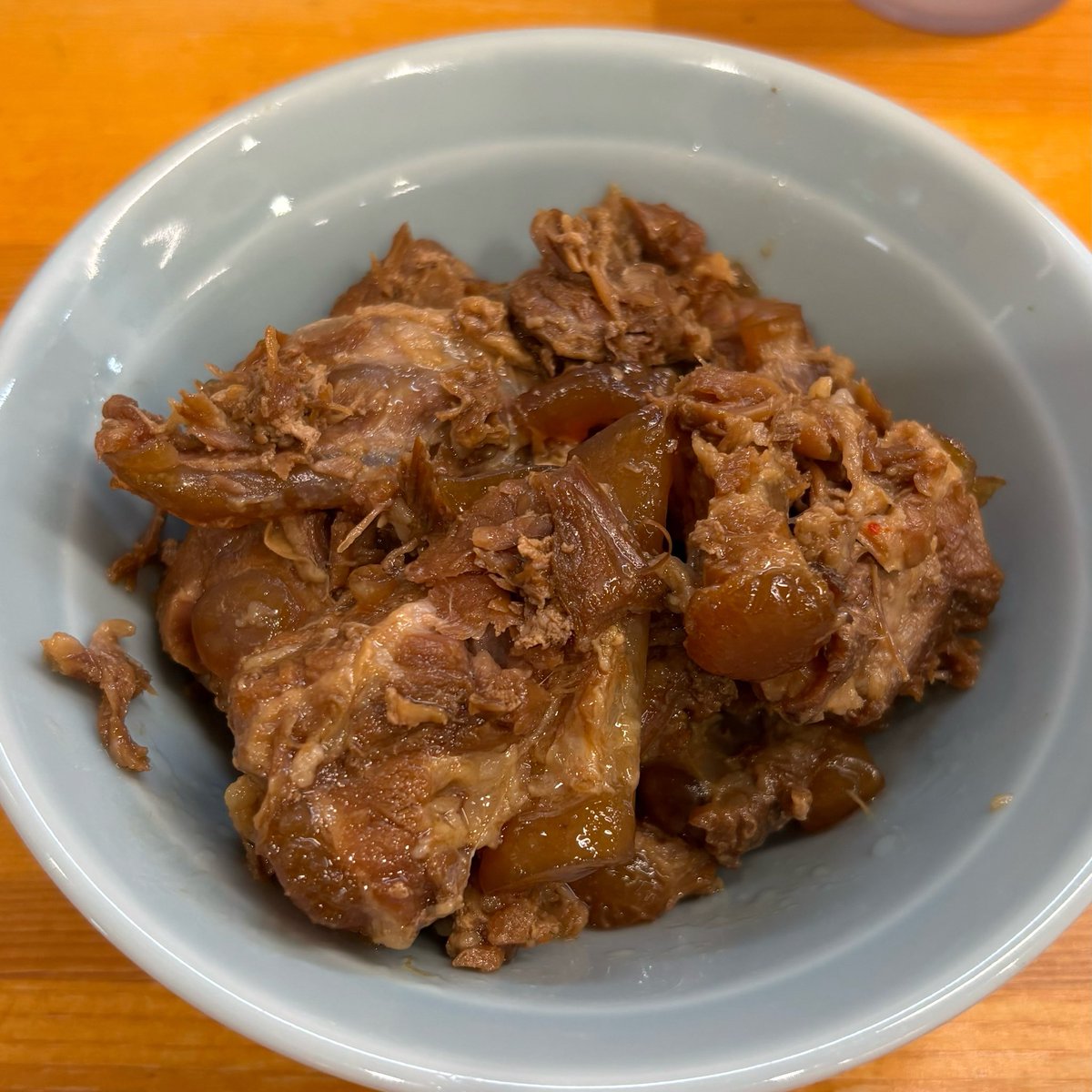 STOMONSTER's tweet photo. らーめん 護什番／護国寺
肉汁イカ煮干しつけ麺＋とろ肉増し

烏賊煮干しの塩味と肉汁が合わさり旨い❣️
ワカメとフライドオニオンが良いアクセントに✨
軟骨まで柔らかなとろ肉も凄い好きな感じ🍖つけ汁にも合う。
最後のスープ割りまで美味しかった☺️
魅力的なメニューが更に増えてました👀 https://t.co/gnTONrCy6z