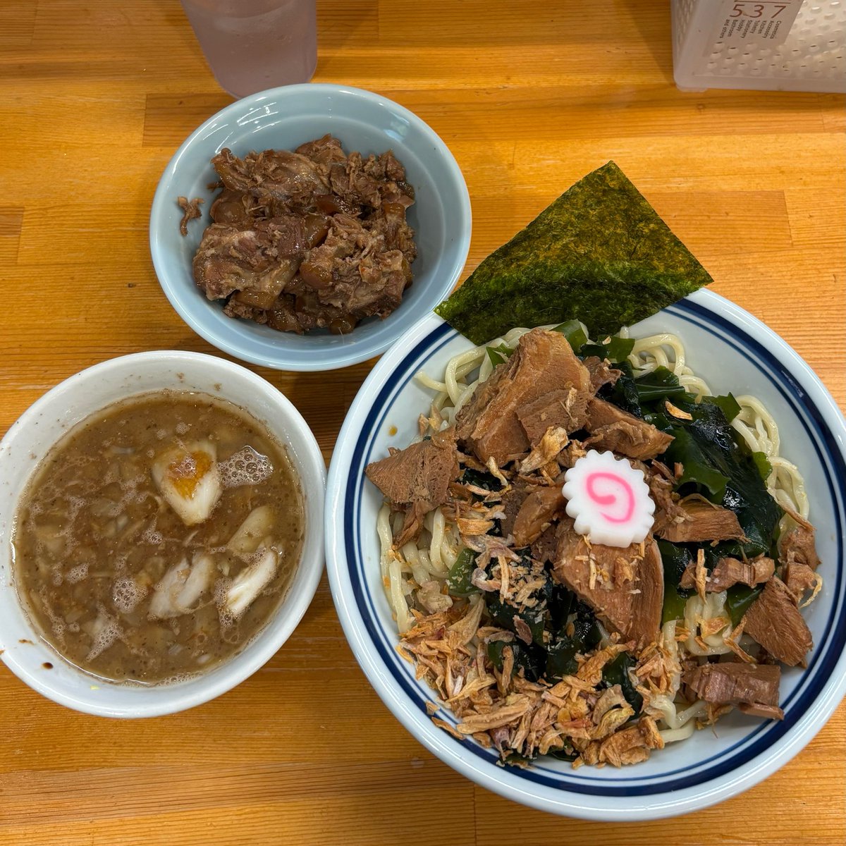 STOMONSTER's tweet photo. らーめん 護什番／護国寺
肉汁イカ煮干しつけ麺＋とろ肉増し

烏賊煮干しの塩味と肉汁が合わさり旨い❣️
ワカメとフライドオニオンが良いアクセントに✨
軟骨まで柔らかなとろ肉も凄い好きな感じ🍖つけ汁にも合う。
最後のスープ割りまで美味しかった☺️
魅力的なメニューが更に増えてました👀 https://t.co/gnTONrCy6z