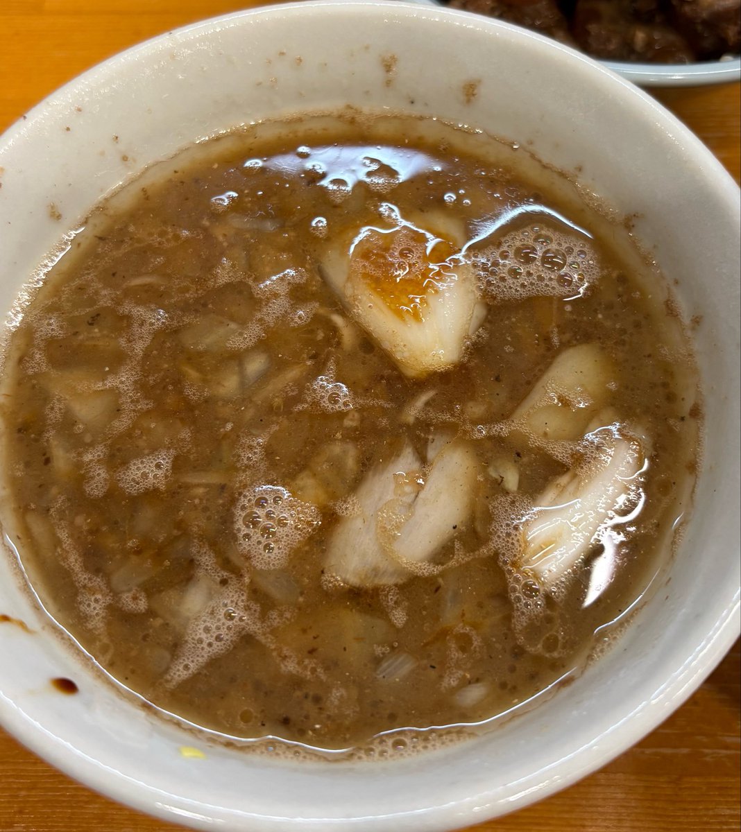 STOMONSTER's tweet photo. らーめん 護什番／護国寺
肉汁イカ煮干しつけ麺＋とろ肉増し

烏賊煮干しの塩味と肉汁が合わさり旨い❣️
ワカメとフライドオニオンが良いアクセントに✨
軟骨まで柔らかなとろ肉も凄い好きな感じ🍖つけ汁にも合う。
最後のスープ割りまで美味しかった☺️
魅力的なメニューが更に増えてました👀 https://t.co/gnTONrCy6z