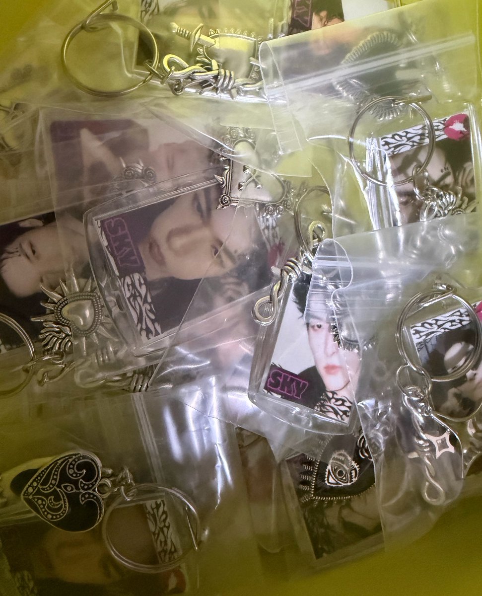 キーホルダーでも作ってみよかなと思って
すきま時間にちょこちょこ作ってたら
すちキーホルダーが
予想以上にいっぱい出来上がってしまった…

京セラ2日間いるので会える人いたらもろてください！！！