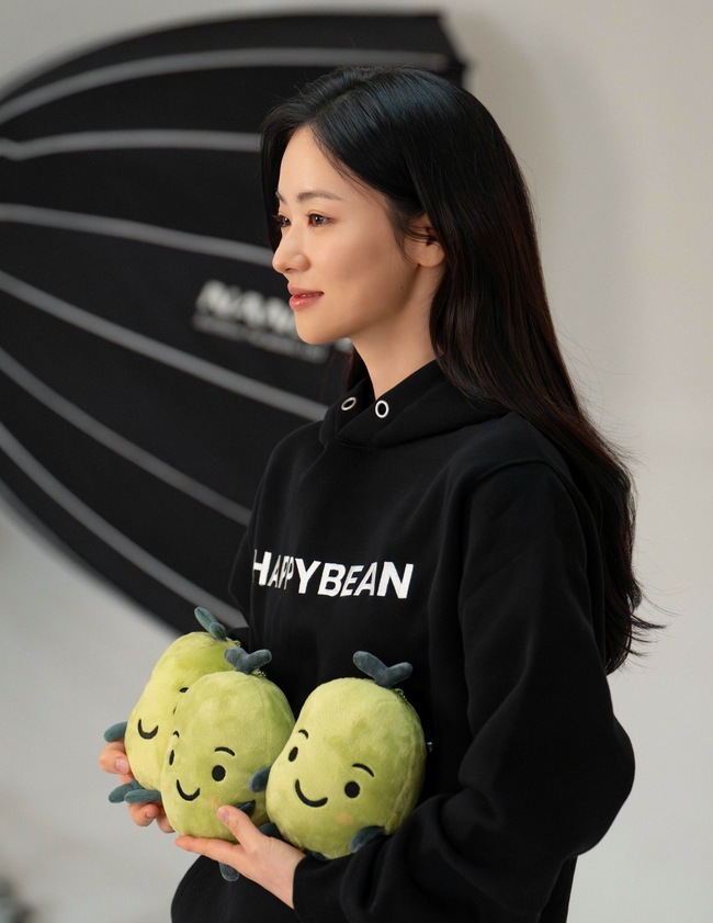 S𝙤𝙛𝙩 𝙖𝙨 𝙘𝙡𝙤𝙪𝙙𝙨, 𝙨𝙝𝙞𝙣𝙚𝙨 𝙡𝙞𝙠𝙚 𝙩𝙝𝙚 𝙢𝙤𝙧𝙣𝙞𝙣𝙜 𝙨𝙪𝙣⛅️

#JeonYeoBeen #전여빈