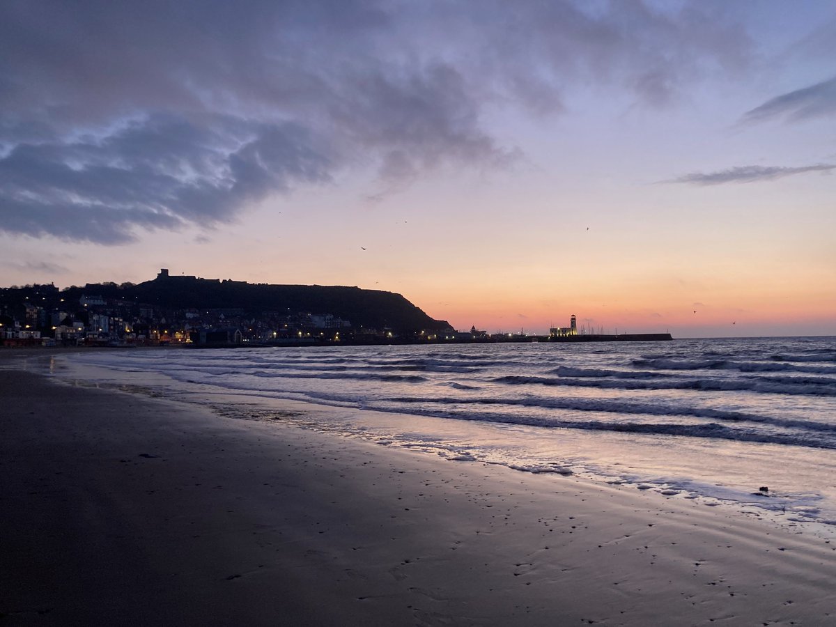 FYoungWriter's tweet image. #Tuesday #Scarborough #sunrise 🌅Up long before the sun today 🍃cold wind, a bit of cloud ☁️ have a good day, everybody 🌅