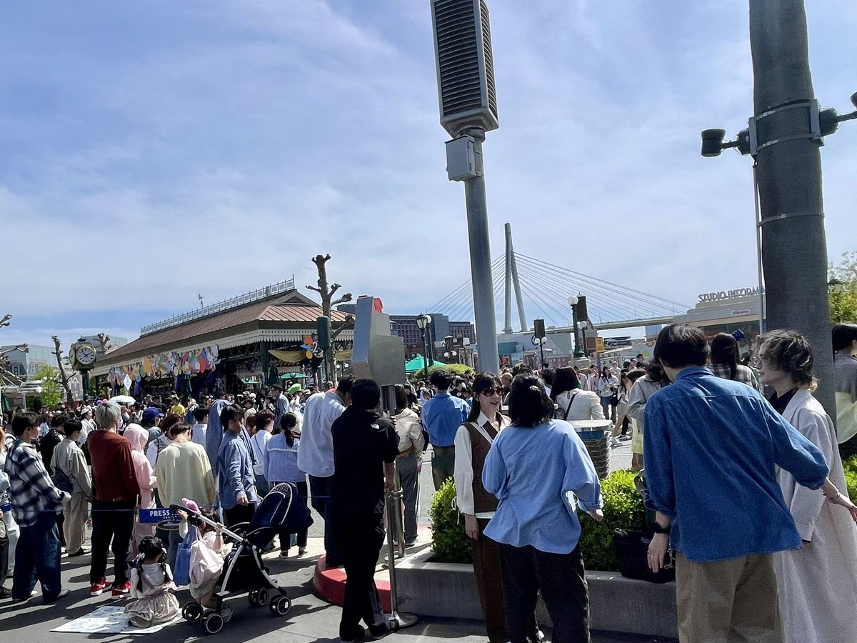 osekkai_obasan's tweet image. メルズステージ側にも
左右広いブレスエリア！
何なん？コレ今日参加できない？
#usjファン #NLP