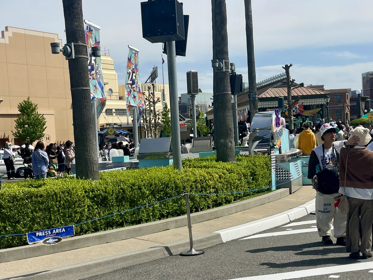 osekkai_obasan's tweet image. メルズステージ側にも
左右広いブレスエリア！
何なん？コレ今日参加できない？
#usjファン #NLP