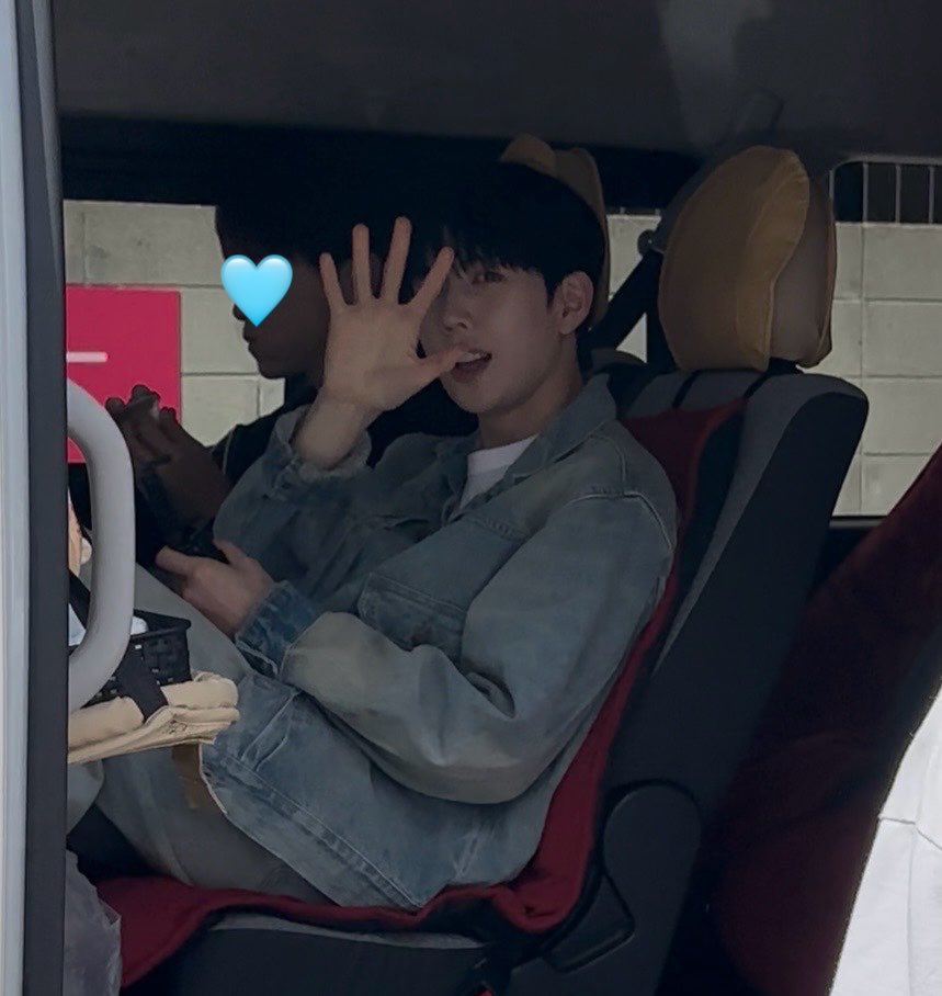 17313H's tweet image. 260421
오늘 새의상 예쁘구요
남자가 청량해요 🤍
영튜버님 삼각대도 들고가심 ➰

#BAE173 #영서