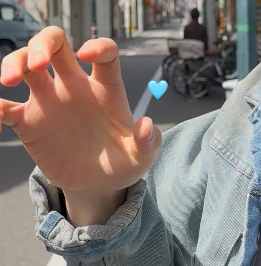 17313H's tweet image. 260421
오늘 새의상 예쁘구요
남자가 청량해요 🤍
영튜버님 삼각대도 들고가심 ➰

#BAE173 #영서