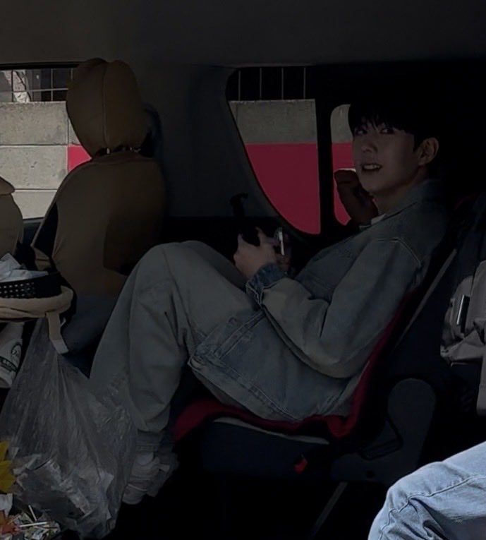 17313H's tweet image. 260421
오늘 새의상 예쁘구요
남자가 청량해요 🤍
영튜버님 삼각대도 들고가심 ➰

#BAE173 #영서