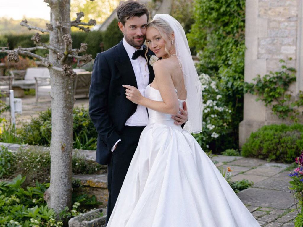 BettyDAgui59989's tweet image. Inside Jack Whitehall And Roxy Horner’s Country Wedding: 2 Dresses, An 8-Tier Cake And Lots Of “Blubbing”, £250K was spent.
#JackWhitehall #RoxyHorner #WeddingGoals #CelebrityWedding
Read more: wbxy.ink/cvLAH