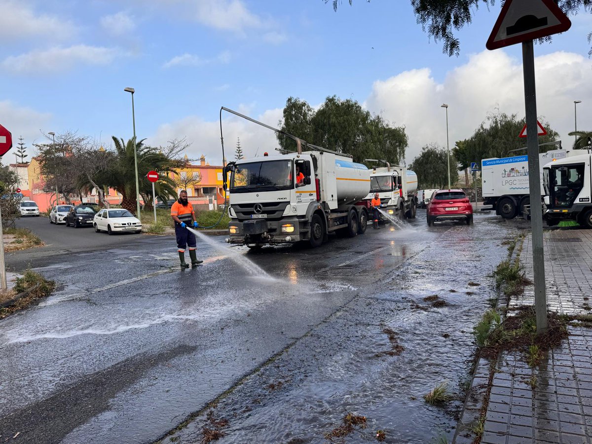LimpiezaLPGC's tweet photo. PLAN DE HIGIENE URBANA (PHU)
Supervisión de los trabajos del Plan de Higiene Urbana #PHU en el barrio de Lomo de Los Frailes, por parte del concejal @HectorJAleman, con presencia de mandos del Servicio Municipal de Limpieza. https://t.co/e8NXJdVMeq