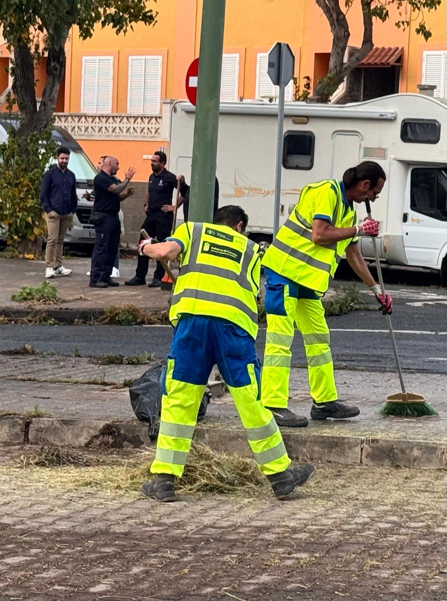 LimpiezaLPGC's tweet photo. PLAN DE HIGIENE URBANA (PHU)
Supervisión de los trabajos del Plan de Higiene Urbana #PHU en el barrio de Lomo de Los Frailes, por parte del concejal @HectorJAleman, con presencia de mandos del Servicio Municipal de Limpieza. https://t.co/e8NXJdVMeq