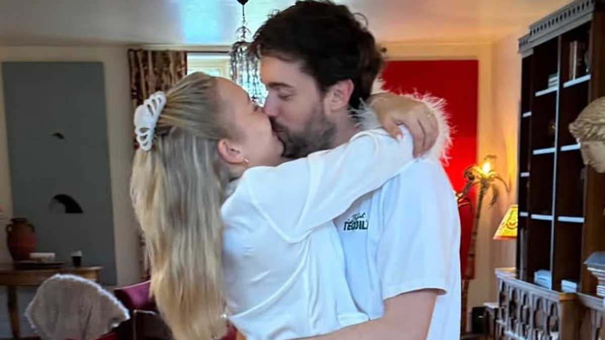 BettyDAgui59989's tweet image. Inside Jack Whitehall And Roxy Horner’s Country Wedding: 2 Dresses, An 8-Tier Cake And Lots Of “Blubbing”, £250K was spent.
#JackWhitehall #RoxyHorner #WeddingGoals #CelebrityWedding
Read more: wbxy.ink/cvLAH