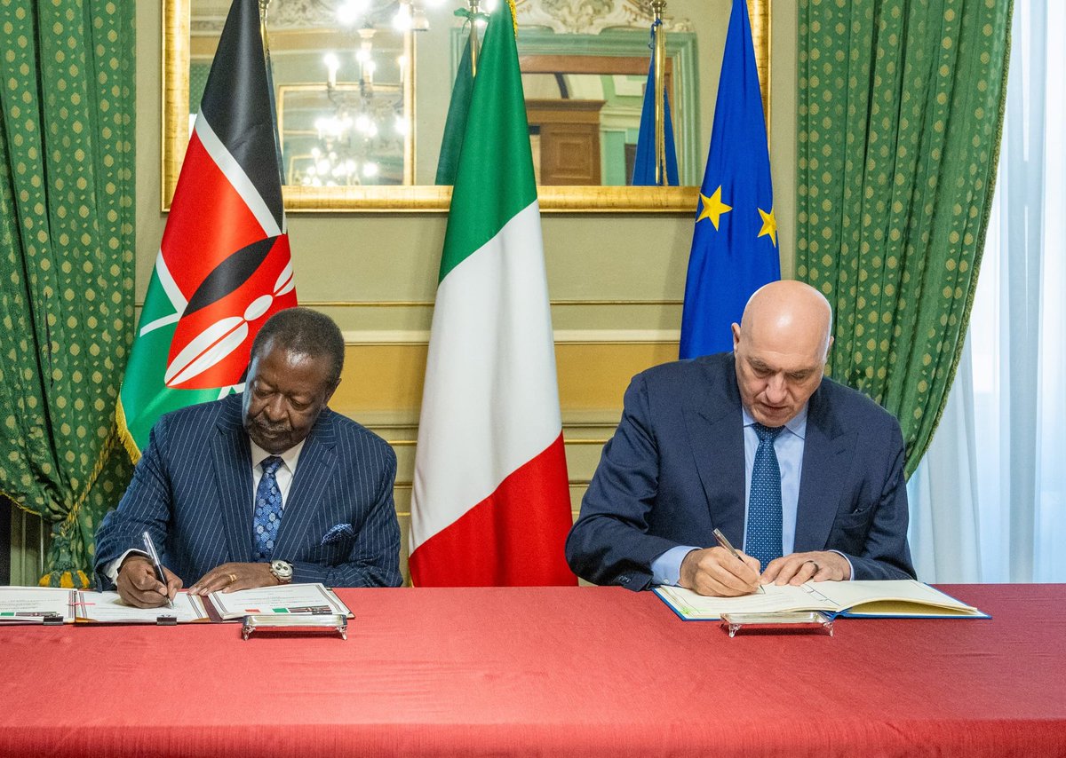 MinisteroDifesa's tweet image. “Insieme al Primo Ministro e Ministro degli Esteri del Kenya, @MusaliaMudavadi, ho firmato un Memorandum of Understanding sulla cooperazione nel settore della difesa. Un documento che segna un passaggio significativo nel rafforzamento delle relazioni tra #Italia e #Kenya e che