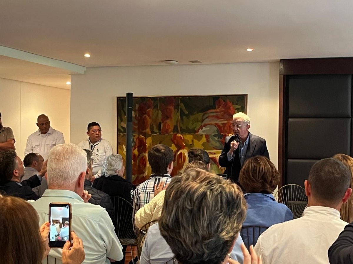 Álvaro Uribe Vélez tweet media