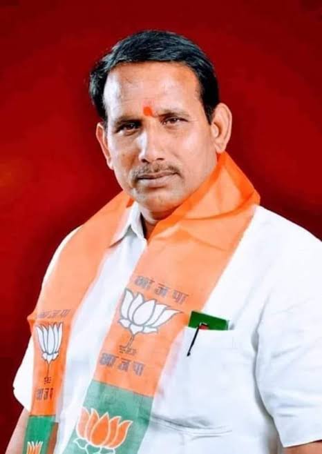 OBC का राज चल रहा है MP में!

"करेरा आपके बाप का इलाका है? मेरा बेटा करेरा लौटेगा और चुनाव लड़ेगा। अगर तुम्हारे बाप में हिम्मत है, तो उसे रोकने की कोशिश करो। उन्होंने आगे कहा, मैं चाहता हूं कि एसडीओपी हमारा इतिहास भी देख लें।"

यह धमकी मध्य प्रदेश के OBC विधायक प्रीतम लोधी ने एक