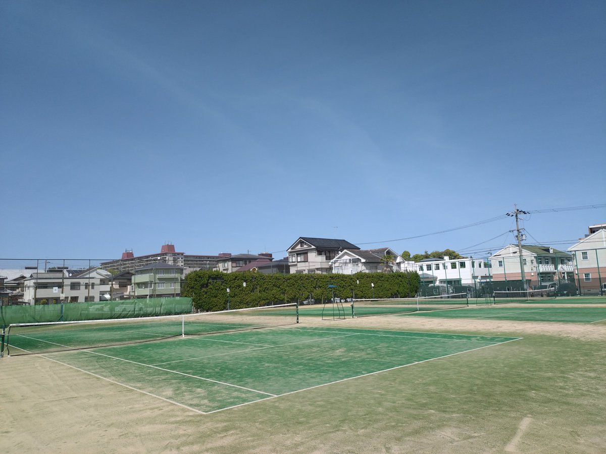 西河原南コートテニス🎾
☔模様かと思ってたらめっちゃ快晴🤣
暑いかと思ったら風があってちょうどいい😆