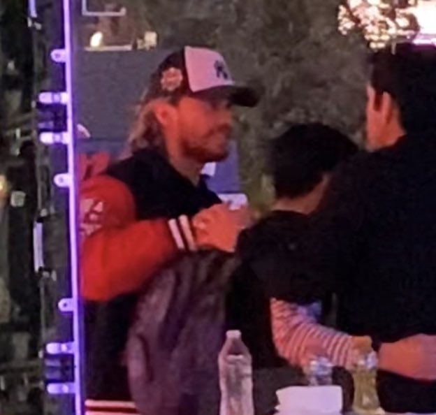 iconicdemie's tweet image. amigas bye abrazaban a los fans y se agarraban la mano 🫶🏼🥹