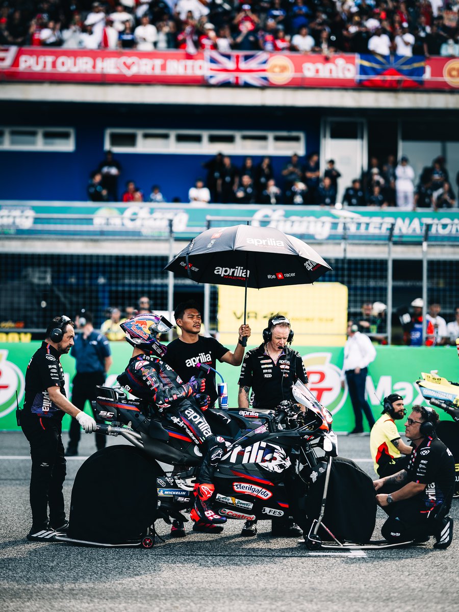 ApriliaPlanet's tweet image. VAMOS ‼️ @88jorgemartin  ❤️
IT'S #Race #WeekEnd 
.
#ComeOnGuys ‼️ #MotoGP
@ApriliaOfficial  ❤️🇮🇹🔥
.
@88jorgemartin  ❤️💪🏻🇪🇸
@Angel__Martin  ❤️💪🏻🇪🇸
.