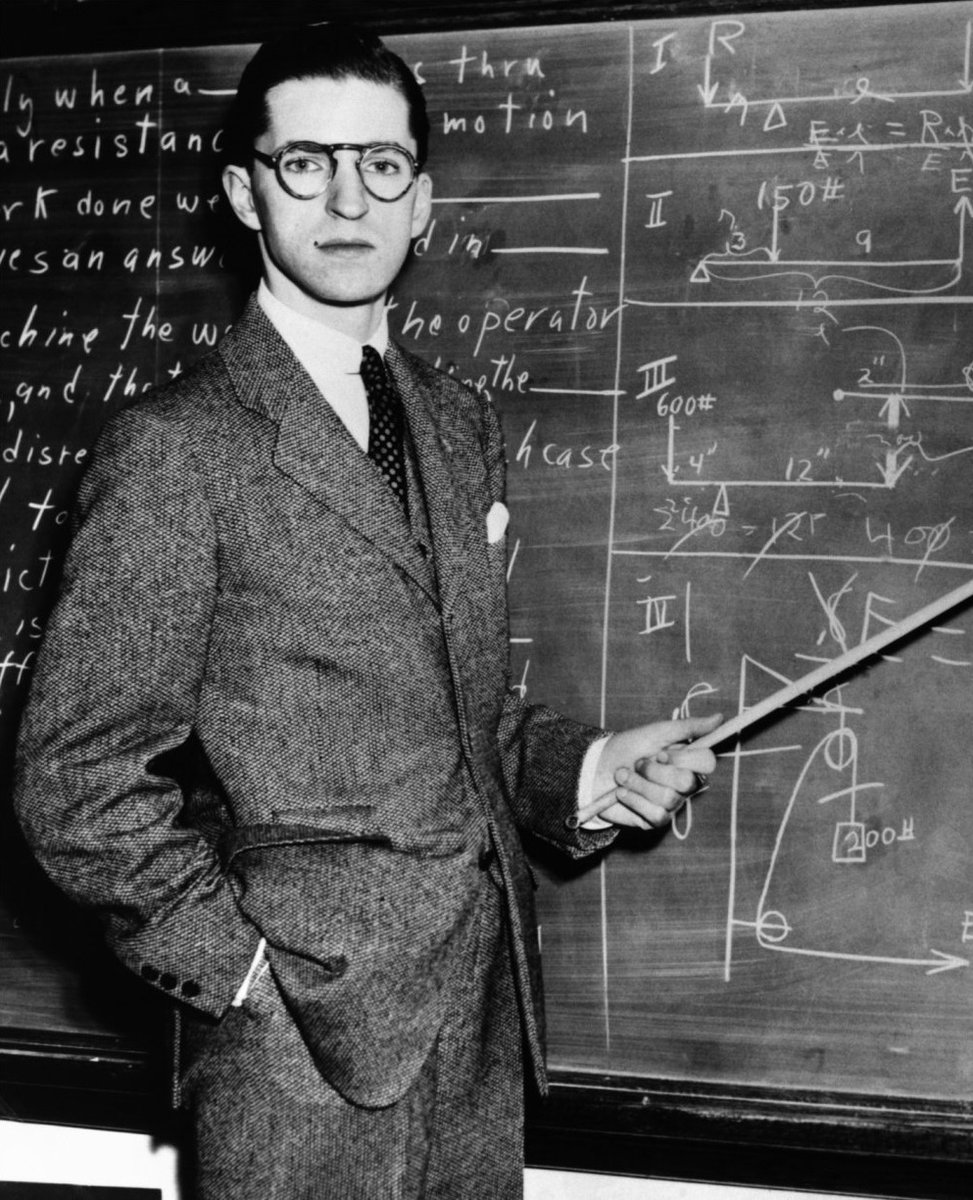 CRCiencia's tweet image. PIZARRAS CIENCIA
No fuiste un físico famoso si no te fotografiaron delante de una pizarra llena de fórmulas 
George Gamow (1904-1968)
#Fisica