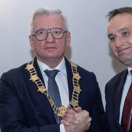 Po aferze korupcyjnej w Urzędzie Miasta prezydent Jaśkowiak z Koalicji Obywatelskiej wyrzuca wiceprezydenta Wiśniewskiego z KO. Już siedzi albo podejrzanych jest 20 osób z urzędników i deweloperów. CBA mówi, że sprawa jest „rozwojowa”☝️

Zaraz potem Wiśniewski dostaje nową pracę