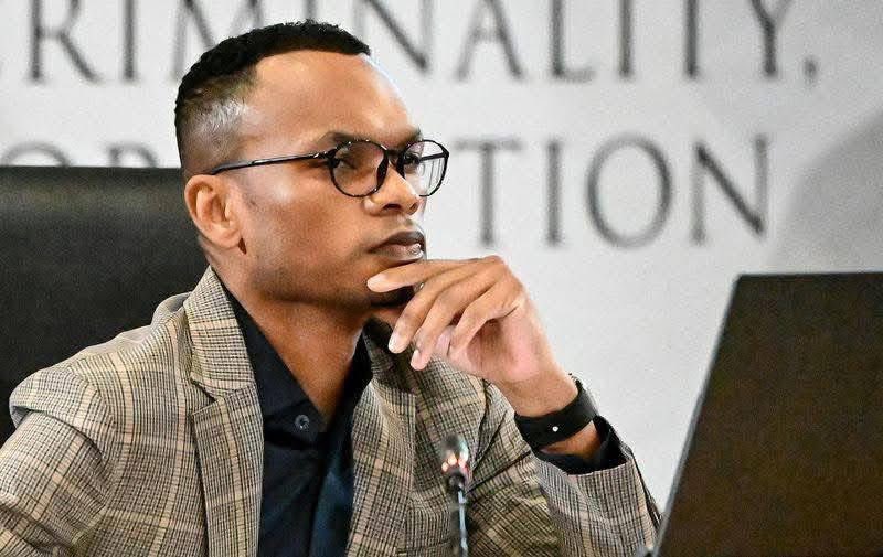 Man’s NOT Barry Roux tweet media