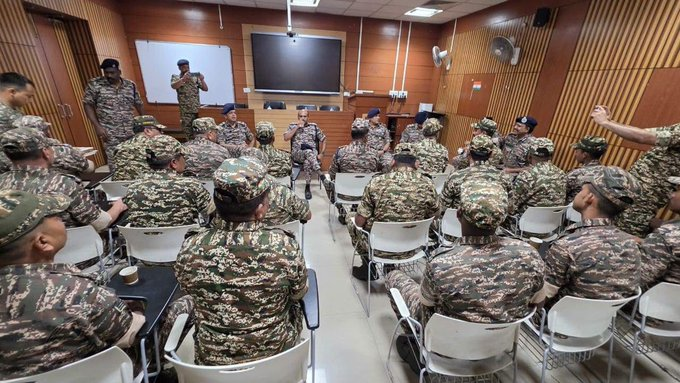 RaviV02's tweet image. CRPF DG visited G/153 Bn CRPF in Kolkata, reviewed facilities, and briefed personnel on ensuring free &amp;amp; fair elections. Stressed strict adherence to ECI guidelines and interacted with troopers over high tea. 🇮🇳
#CRPF #FreeAndFair