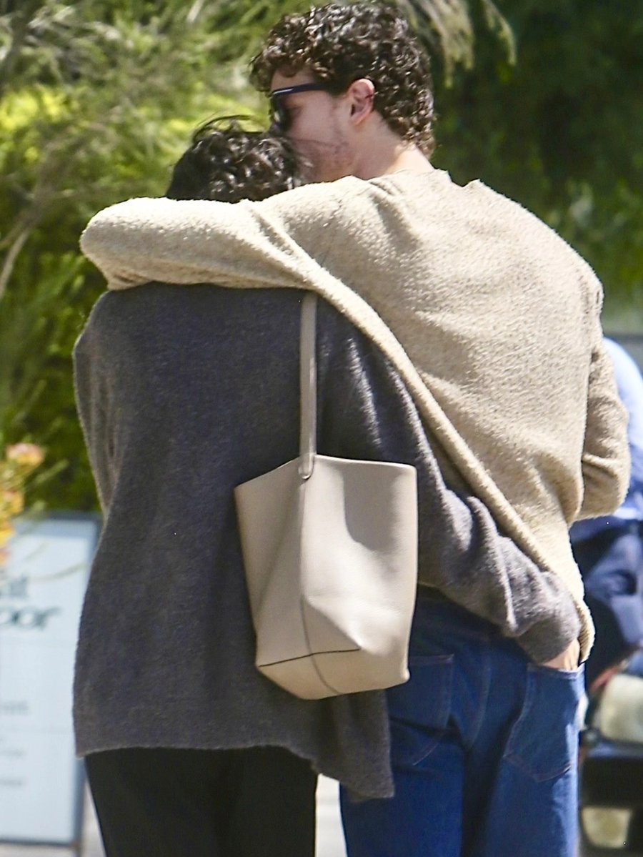 AloumesseVier's tweet image. E esse casal lindo aqui? 

Só Love❤️

Bruna Marquezine e Shawn Mendes vivendo a plenitude da paixão!

Repararam na mão dela no bolso detrás da calça dele?
Quem nunca?

Ahhhh, o amor é lindo, já dizia o Armindo! 

#Amor
#Bruna
#Shawn