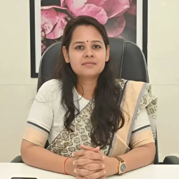 manjeetnegilive's tweet photo. उत्तराखंड के बागेश्वर जिले से एक ऐसी कहानी सामने आई है, जो पलायन की समस्या के बीच उम्मीद की नई किरण बन रही है।
यहां पारंपरिक खेती को बंदरों और जंगली सूअरों के कारण भारी नुकसान हो रहा था, जिससे किसान गांव छोड़ने को मजबूर थे।
इसी चुनौती के बीच IAS आकांक्षा कोंडे ने जिलाधिकारी (DM) रहते हुए एक अनोखी पहल शुरू की।
उन्होंने किसानों को कुटकी की खेती के लिए प्रेरित किया, जो एक महत्वपूर्ण हिमालयी औषधीय पौधा है।
कुटकी की खास बात यह है कि इसकी जड़ दवाइयों में उपयोग होती है और जंगली जानवर इसे नुकसान नहीं पहुंचाते।
यह पौधा ठंडे क्षेत्रों में, लगभग 1000 मीटर की ऊंचाई पर आसानी से उगाया जा सकता है।
एक बार रोपाई के बाद करीब 3 साल में यह किसानों को अच्छी आय देने लगता है।
आज बागेश्वर में लगभग 10 हेक्टेयर क्षेत्र में 11 लाख कुटकी के पौधे लगाए जा चुके हैं।
इस पहल से न सिर्फ खेती सुरक्षित हुई, बल्कि किसानों की आमदनी भी बढ़ी है।
जिला प्रशासन खुद उत्पाद की बिक्री में मदद कर रहा है, जिससे किसानों को सही मूल्य मिल रहा है।
300 से अधिक महिलाएं स्वयं सहायता समूहों के जरिए इस अभियान से जुड़ चुकी हैं।
कुछ समूहों की सालाना आय 55 लाख रुपये तक पहुंच गई है, जो एक बड़ी उपलब्धि है।
यह पहल दिखाती है कि सही सोच और नेतृत्व से पलायन को रोका जा सकता है- IAS आकांक्षा कोंडे हम सभी के लिए एक सच्ची प्रेरणा हैं।