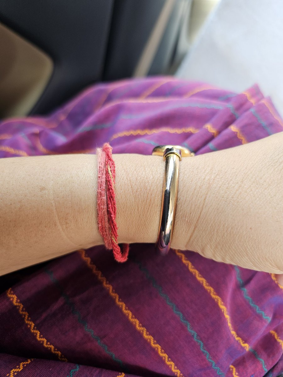 nirupamakotru's tweet image. कलावा or मौली? 
In #Delhi, priests usually refer to the thread as Mouli. In #Kashmiri language we call it Naervan.
I feel incomplete without Naervan on my wrist. Usually I change it every time there is a big puja in the family. Older one is usually threadbare by the time new one