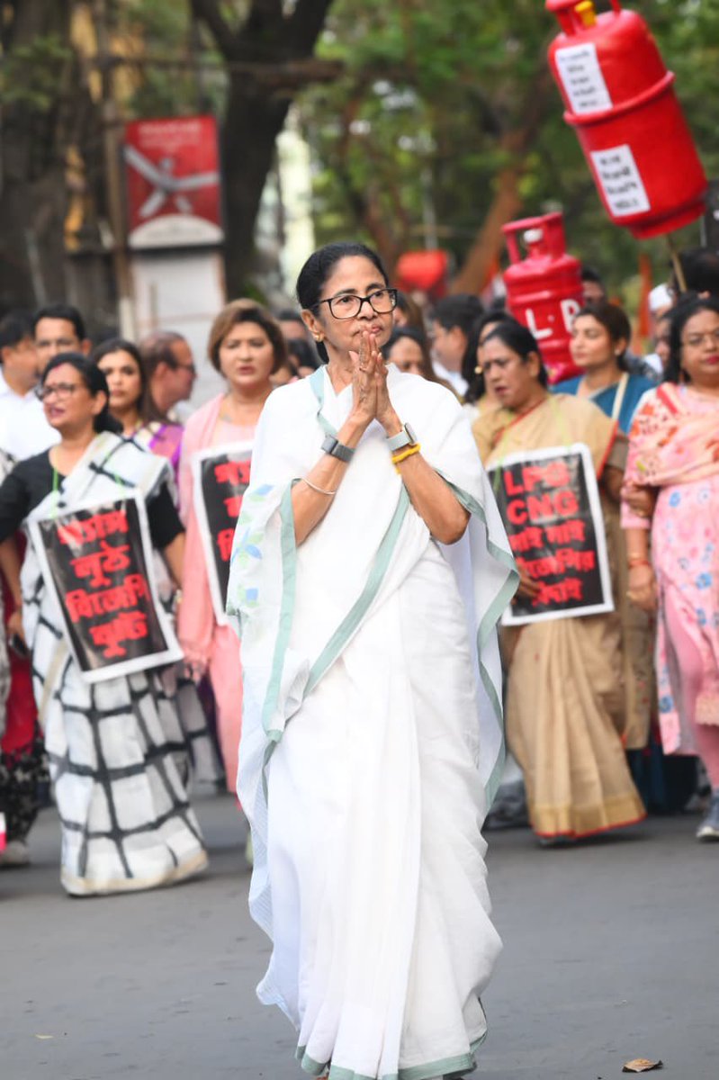 KUMARTMCIAN's tweet image. আমরা চলি সমুখপানে,
কে আমাদের বাঁধবে।
রইল যারা পিছুর টানে
কাঁদবে তারা কাঁদবে।

আমরা তৃণমূলের সৈনিকরাই যথেষ্ট BJP কে হারানোর জন্য,IPAC/UPAC নয়,তৃণমূলের সাথে মানুষের আবেগ ও ভালোবাসা আছে ও থাকবে 🙏

#AbarJitbeBangla #TMC #MamataBanerjee #AbhishekBanerjee @MamataOfficial