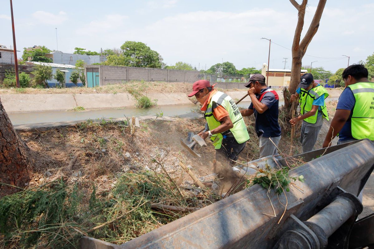 RCP_NoticiasSC's tweet photo. Atendiendo solicitudes presentadas por distintas sociedades, el Gobierno de #Juchitán inició los trabajos de limpieza, rehabilitación y mejoramiento de espacios donde se llevarán a cabo las Velas Tradicionales. Las acciones permiten brindar mejores condiciones. https://t.co/3gsghZdNze